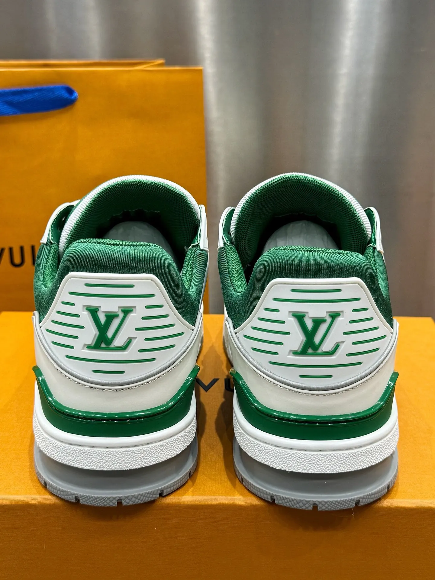 👟👟Ex-factory price 740👟👟 LOUIS VUITTON - the best-looking sneakers by Virgin Abloh, Lv Brand strongly recommends new products, official website limited edition retro basketball sneakers! Both high-top and low-top models spent money to purchase the original 1:1 accurate replica, the details are invincible, full of sincerity, imported custom-made original cowhide, the original package method is the same, the details are 100% restored, the private model customizes the original one-piece TPU outsole, which is different from other brands, without the original version, this effect cannot be achieved! LV’s best-looking couple shoes in the past, don’t miss it! Size: 35-45